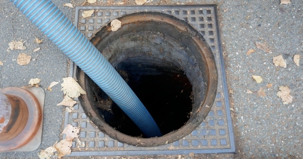 שאיבת מיכל הביוב של מיכל סניטרי נייד