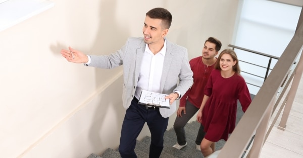 זוג עושה ביקור בנכס