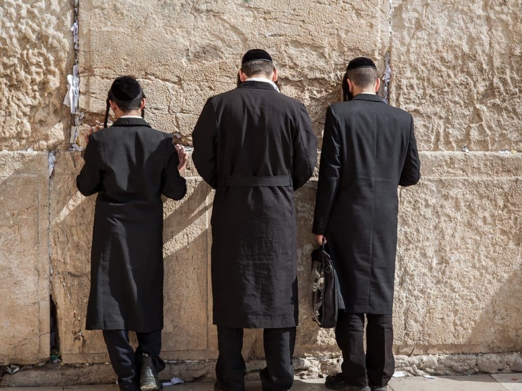 אנשים מתפללים