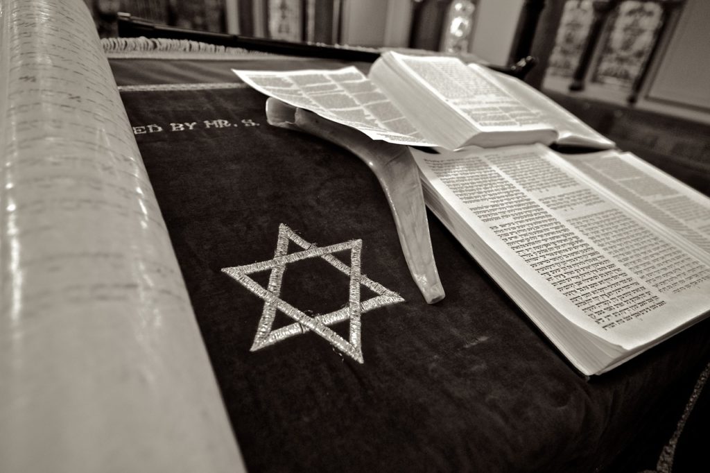 כמה עולה ציוד יודאיקה ותשמישי קדושה לבית