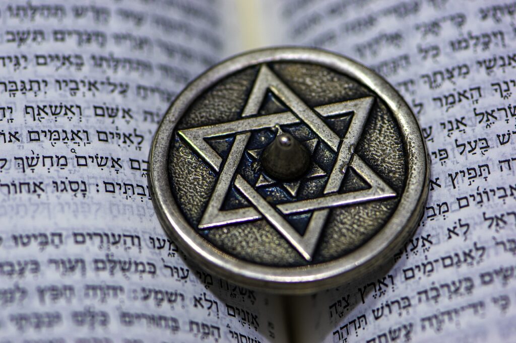 כמה עולה ריהוט לבית כנסת?